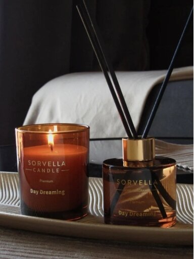 Rinkinys Sorvella – Namų kvapas 120ml + žvakė 170 g – Day Dreaming Rinkinys Sorvella – Namų kvapas 120ml + žvakė 170 g – Day Dreaming